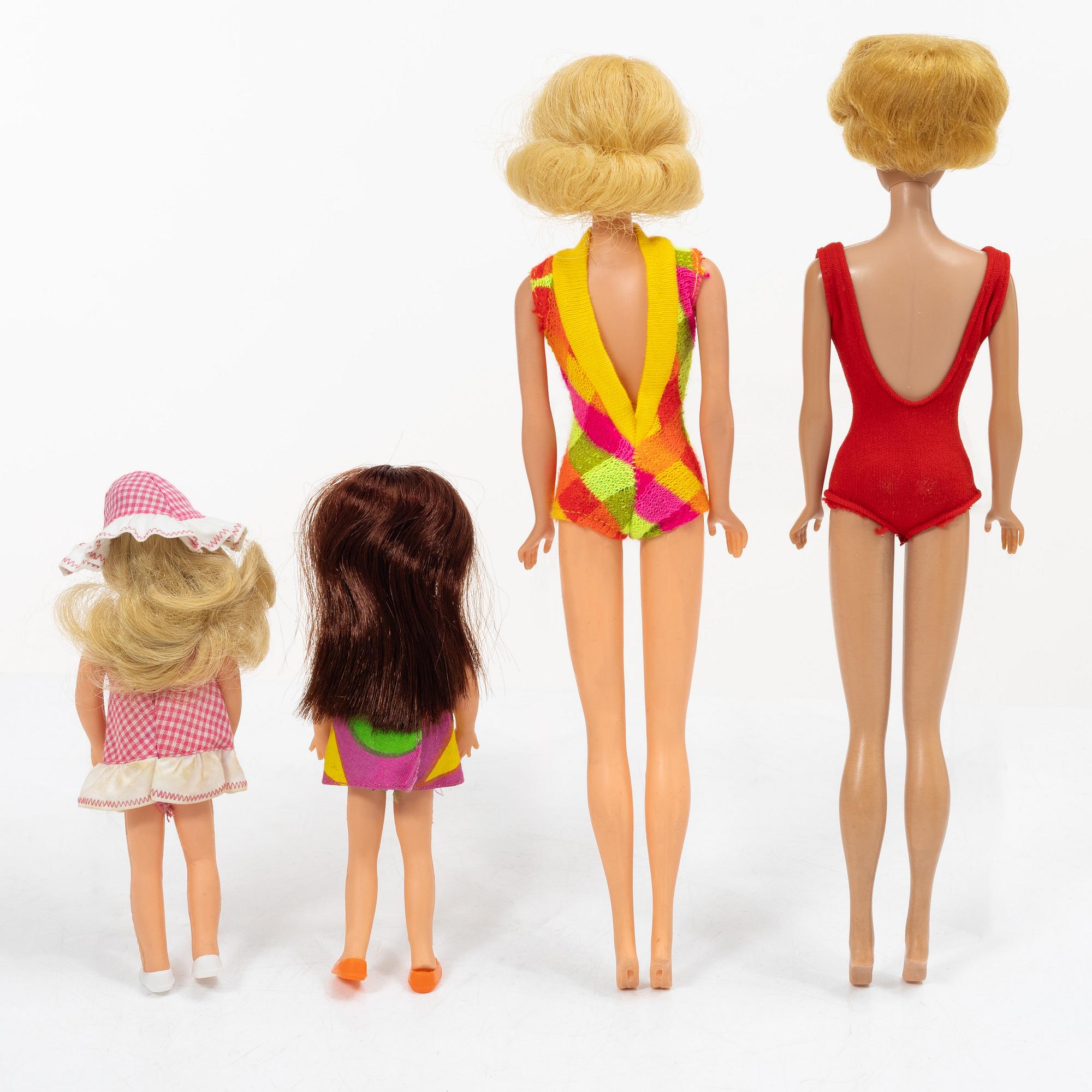 Barbies, 2 st, samt Chris och Tutti, med kläder och accessoarer, Mattel, 1960-1970-tal.
