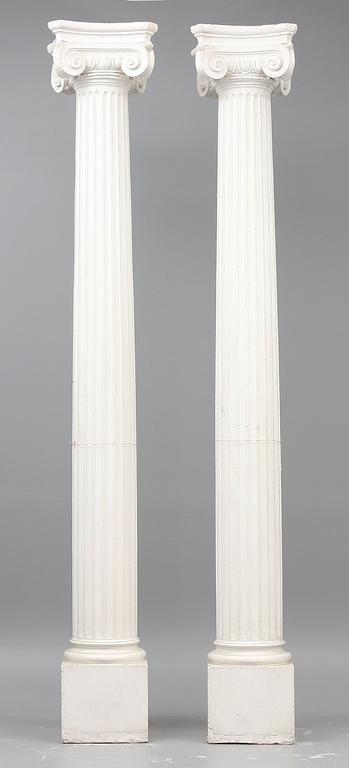 KOLONNER, ett par. Jonisk förebild. 1900-tal.