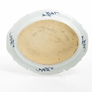 A blue and white serving dish, Qing dynasty, Qianlong (1736-95).