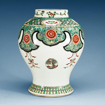 1518. A famille verte jar, Qing dynasty, 19th Century.