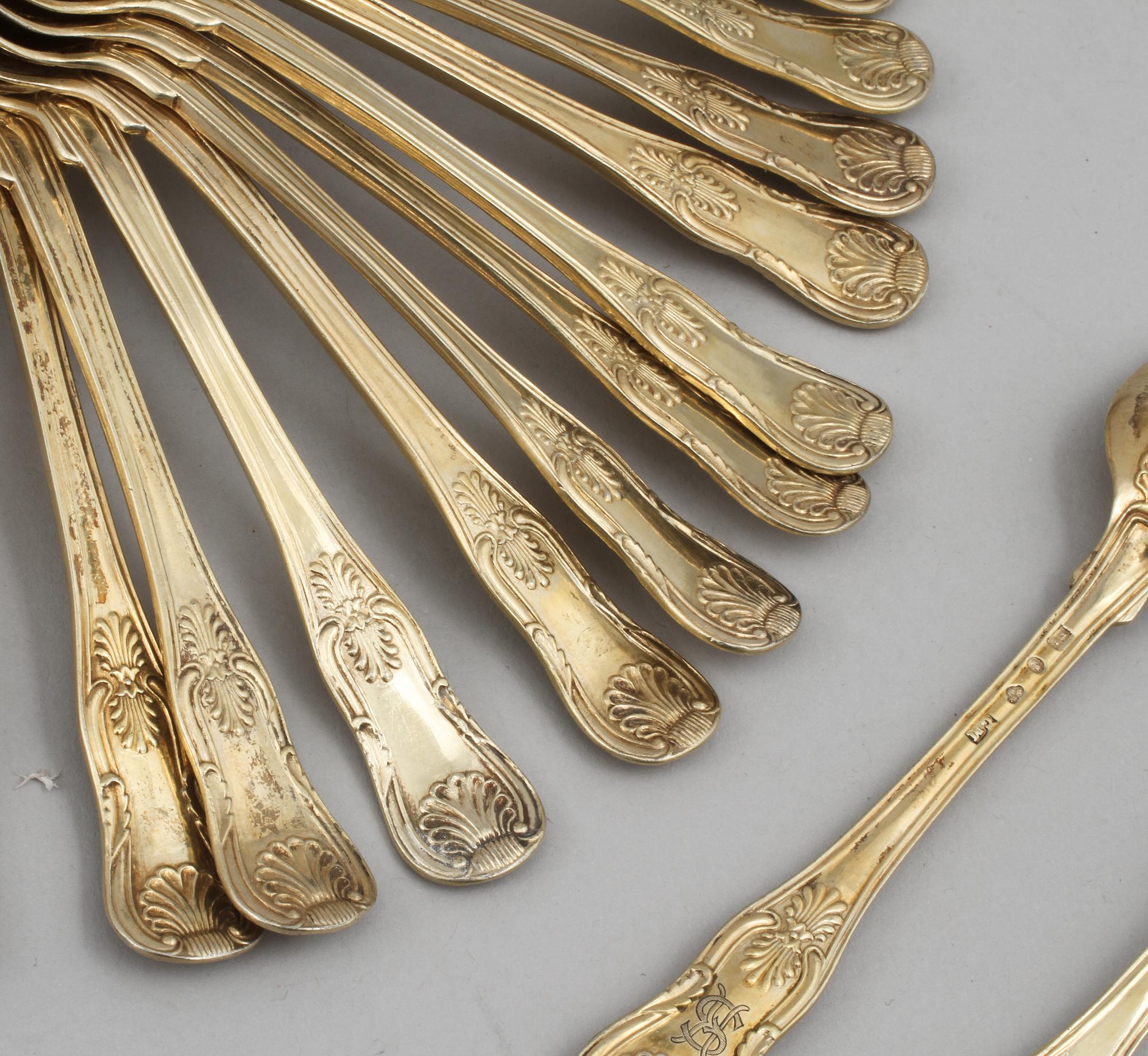 TESKEDAR, 18 st, förgyllt silver, "Engelsk snäck", Gustaf Möllenborg, Stockholm, 1800-talets andra kvartal, vikt 445 g.