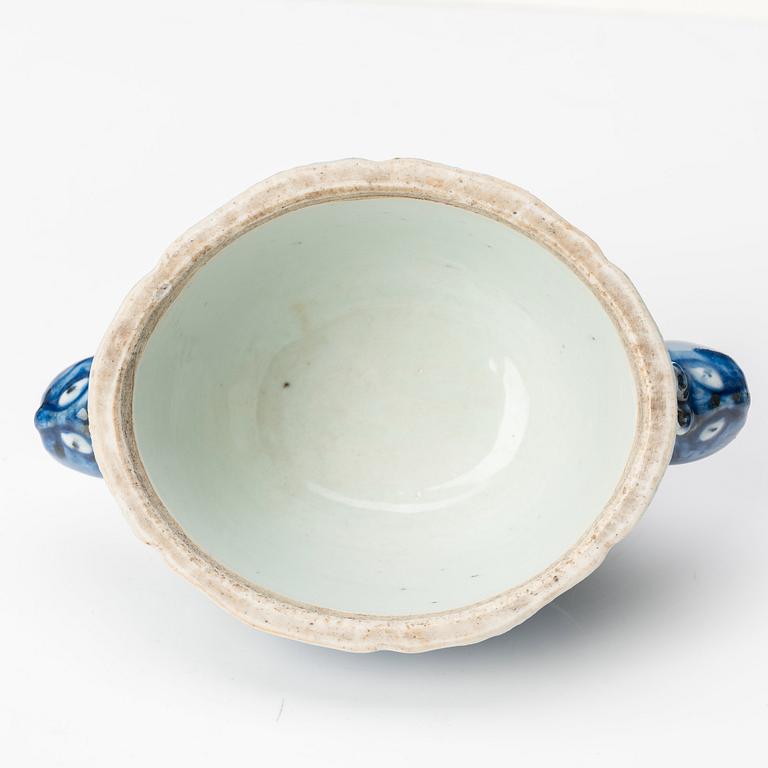 A blue and white tureen with cover, Qing dynasty, Qianlong (1736-95).