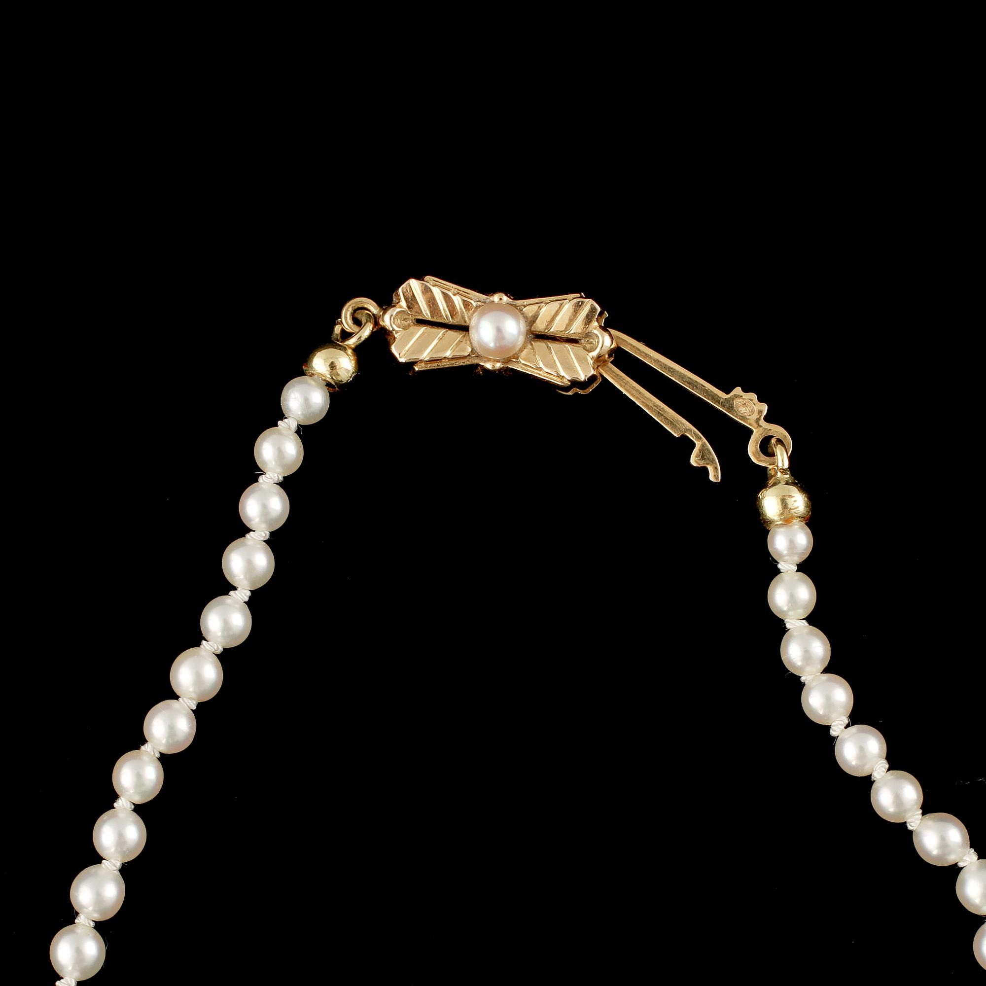 COLLIER, odlade pärlor med lås i 18k guld, 1900-tal.
