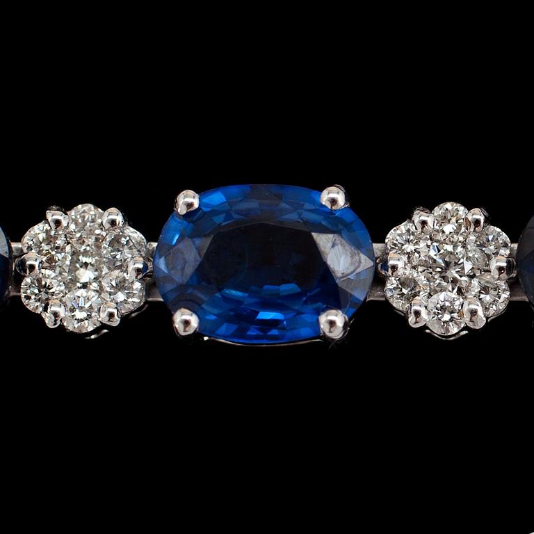 A blue sapphire, tot. 36.50 cts, and brilliant cut diamond necklace, tot. 3.77 cts.