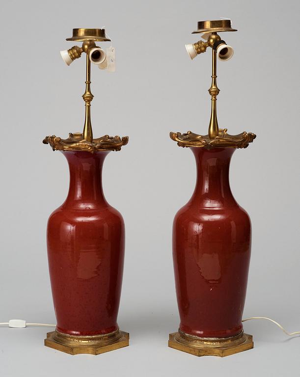 VASER/LAMPOR, ett par, porslin. Sen Qing dynastin, omkring 1900.