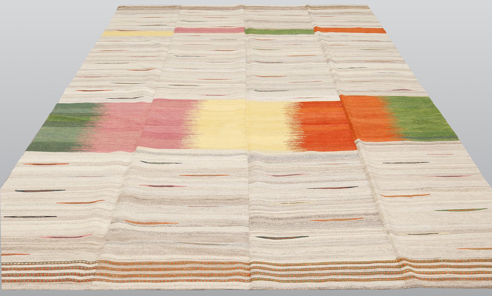 A carpet orientalisk flat weave, ca 324 x 207 cm.