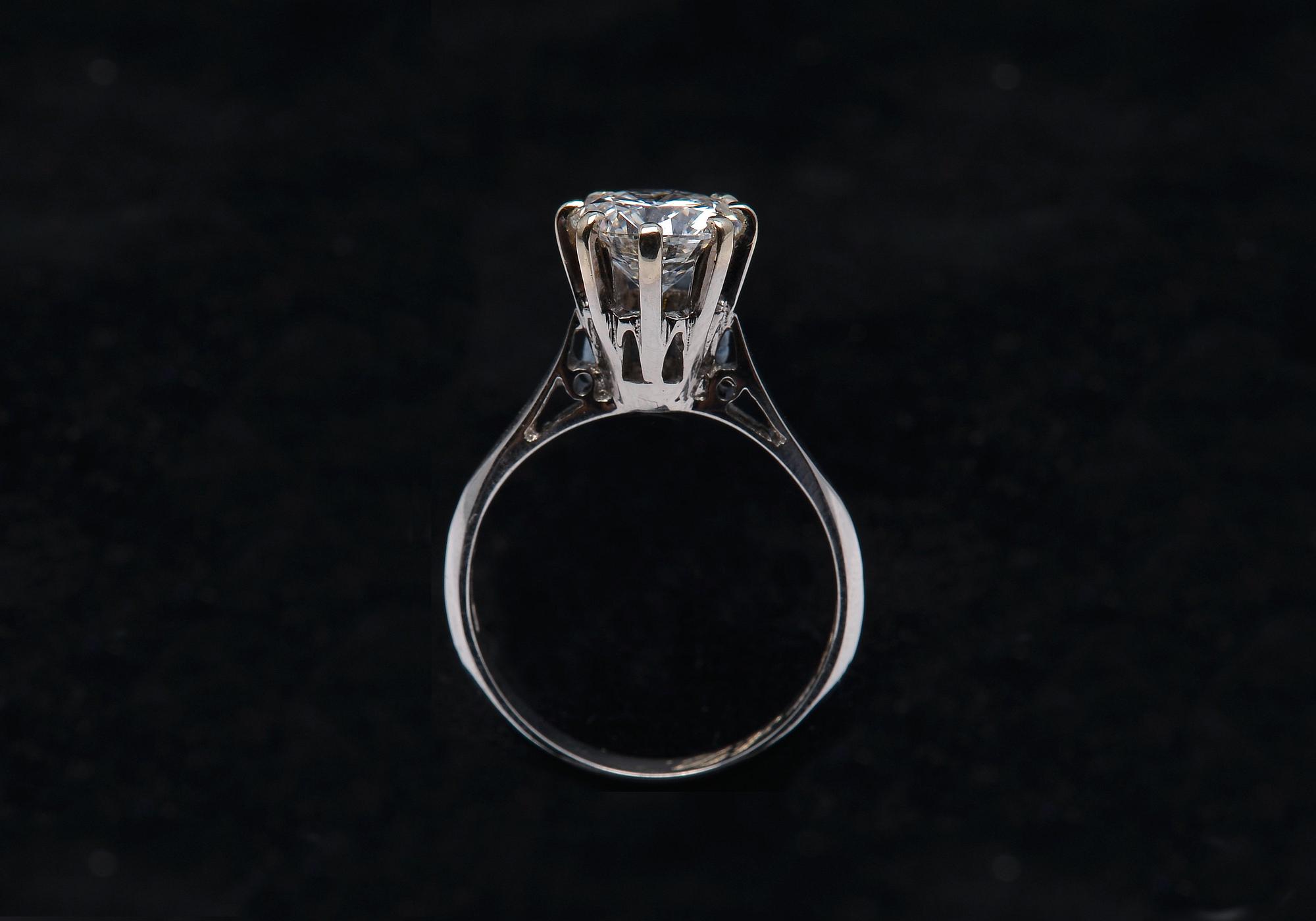RING, briljantslipad diamant 2,00 ct. River/vvs1 Certifikat; Kultakeskus och Monickendam Diamond och SJL.
