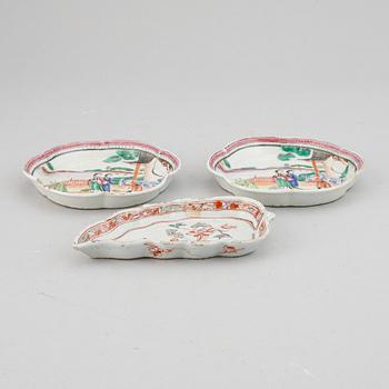 A set of three famille rose trays, Qing dynasty, Qianlong (1736-95).
