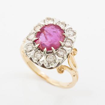 Ring, carmosé 9K gold with an oval-cut ruby and round brilliant-cut diamonds. Accompanied by a report from GCS.
