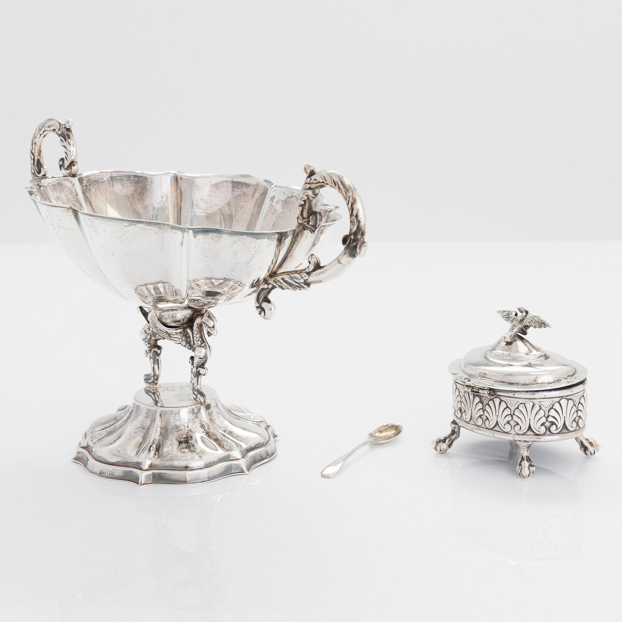 A Spanish silver bowl, maker's mark J. Perez Fernandez, and a silver salt cellar, Platería López, Madrid.