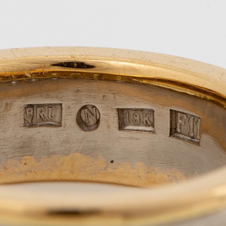 Ring 18K gold with round brilliant-cut diamonds.