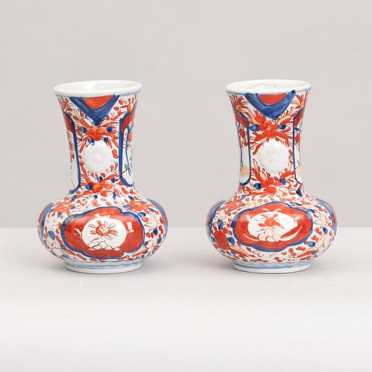 VASER, 2 st, porslin, Imari, Japan, 1900-tal.