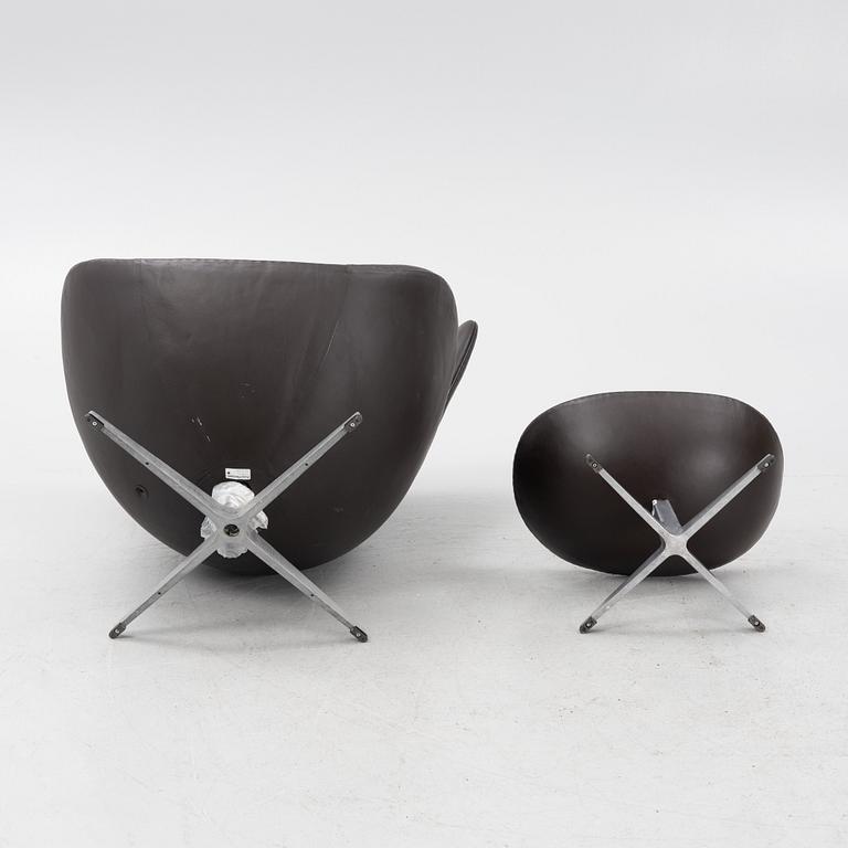 Arne Jacobsen, fåtölj med fotpall, "Ägget", Fritz Hansen, Danmark, 2003.
