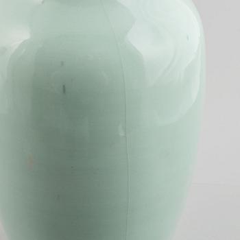 A porcelain vase, China, Qing dynasty, late 19th century.