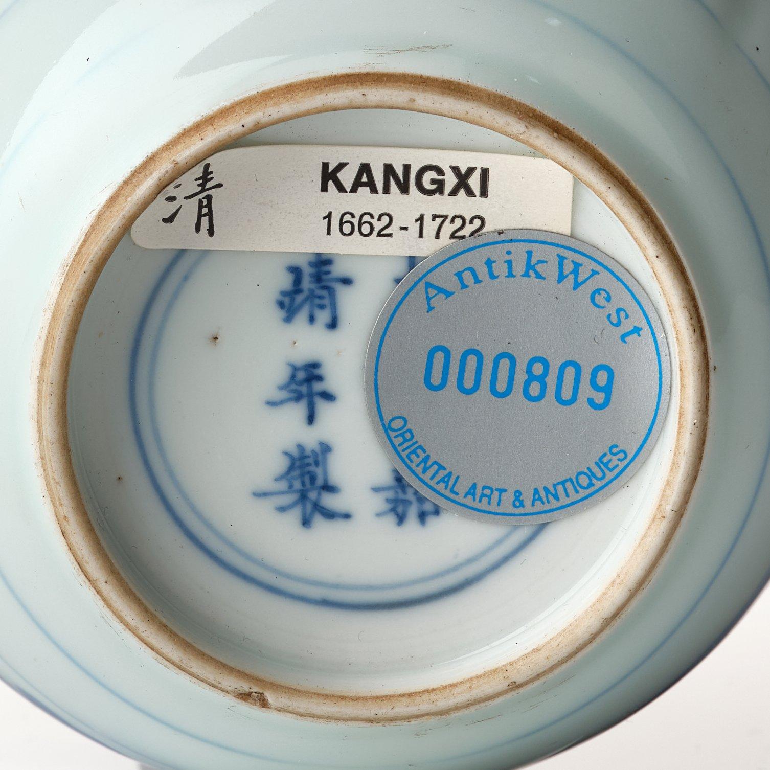 Tedosa med lock, porslin. Qingdynastin, Kangxi (1662-1722).