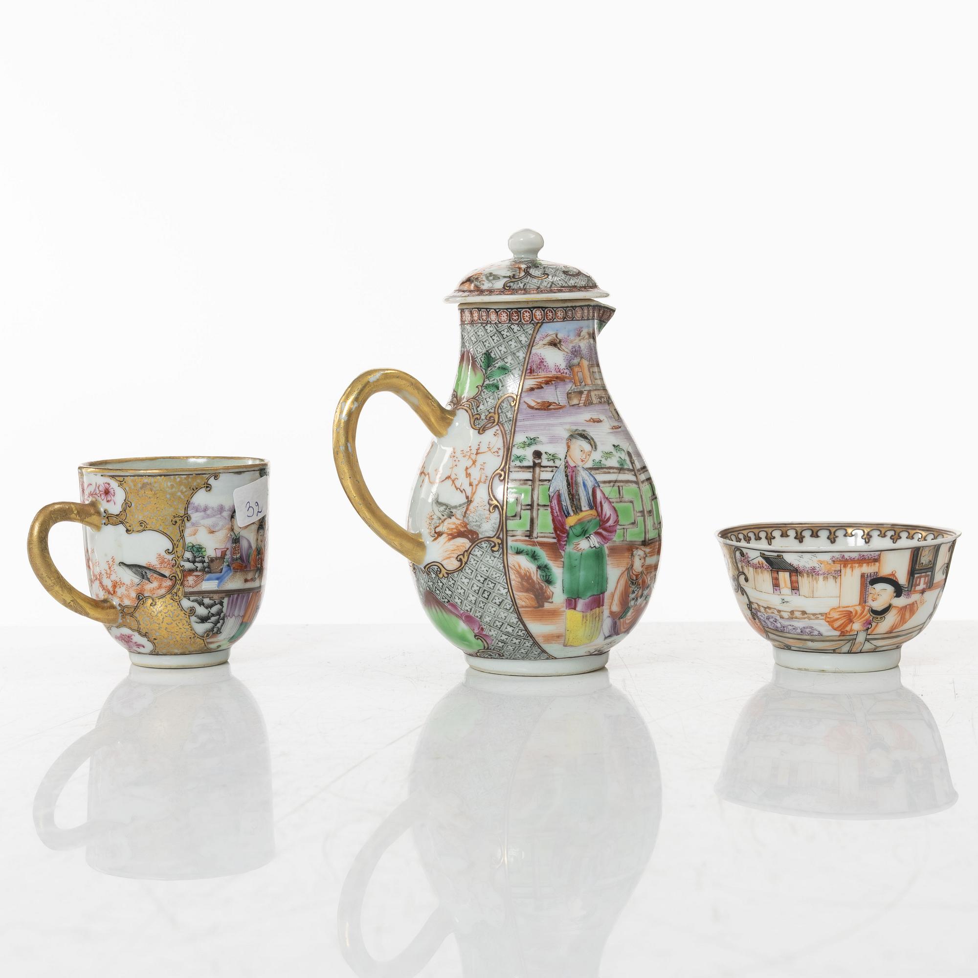 A Chinese export porcelain creamer with cover and two cups, Qing dynasty, 18th century.