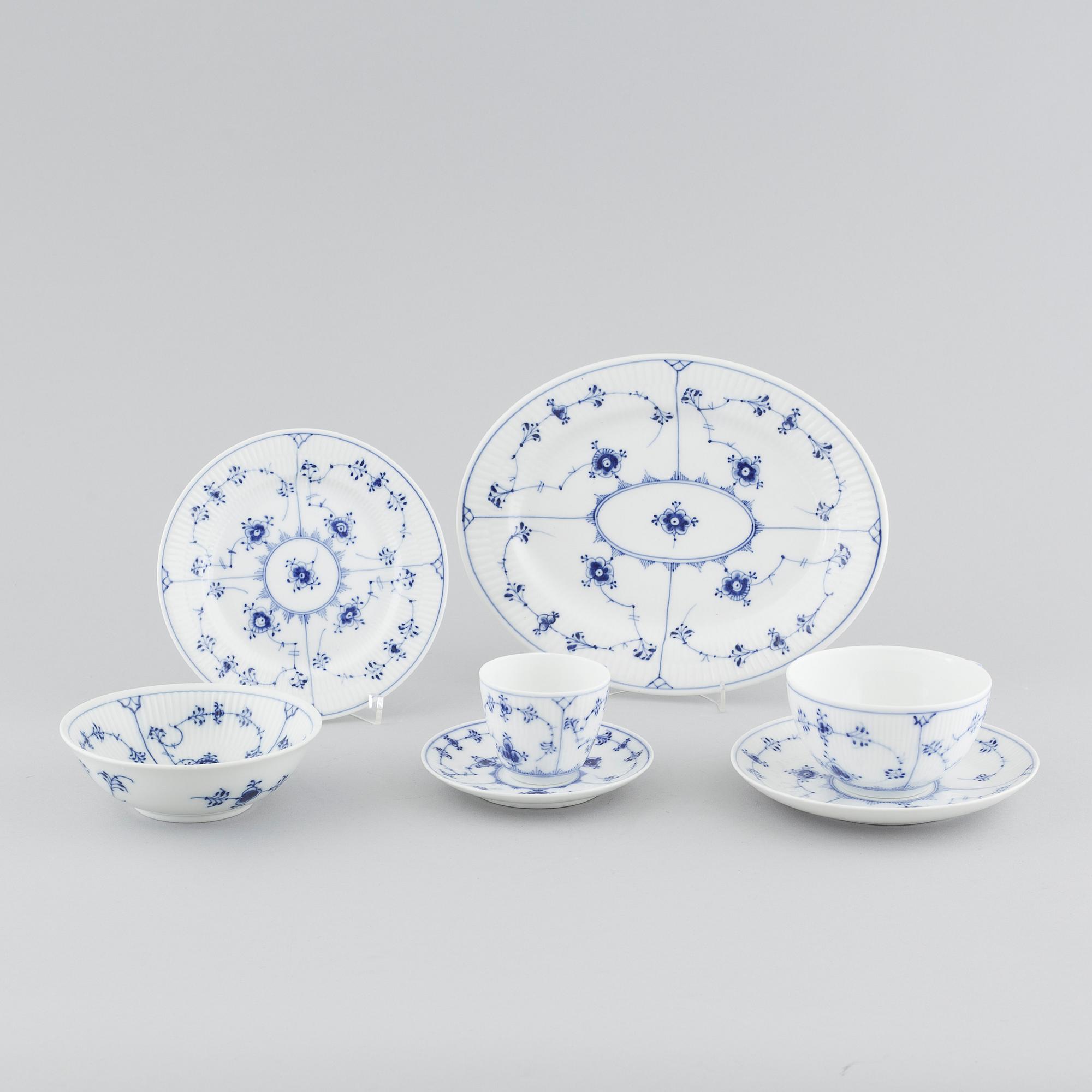 SERVISDELAR, 43 st, porslin, "Musselmalet", Royal Copenhagen, 1900-tal.