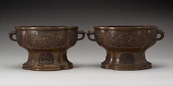 YTTERFODER, ett par, brons. Qing dynastin, insides med Xuandes sex karaktärers märke.