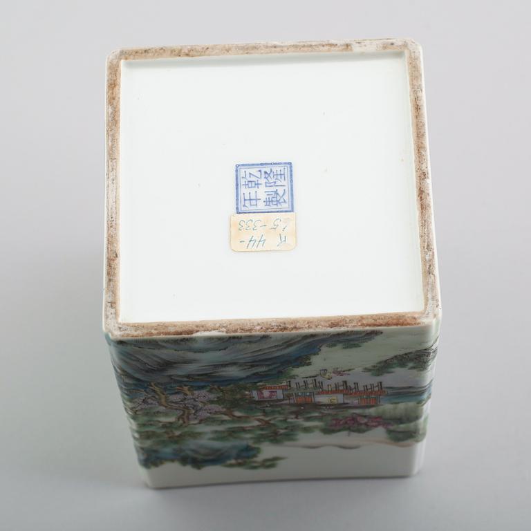 PENSELSTÄLL, porslin. 1900-tal med Qianlongs fyra karaktärer i blått.