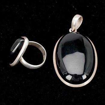 HÄNGSMYCKE samt RING, silver och onyx.
