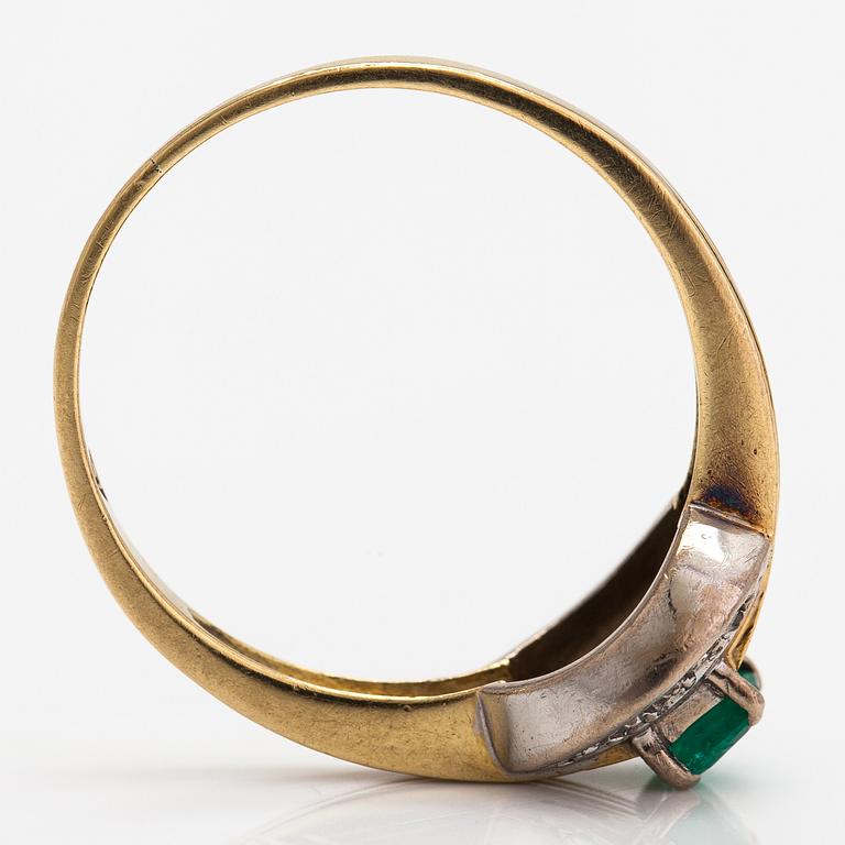 An 18K gold ring with diamonds ca. 0.10 ct in total and an emerald.