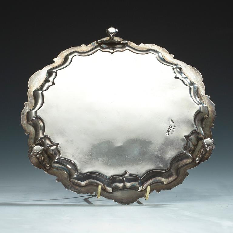 VISITKORTSBRICKA, silver, London 1882. Vikt 337 g.