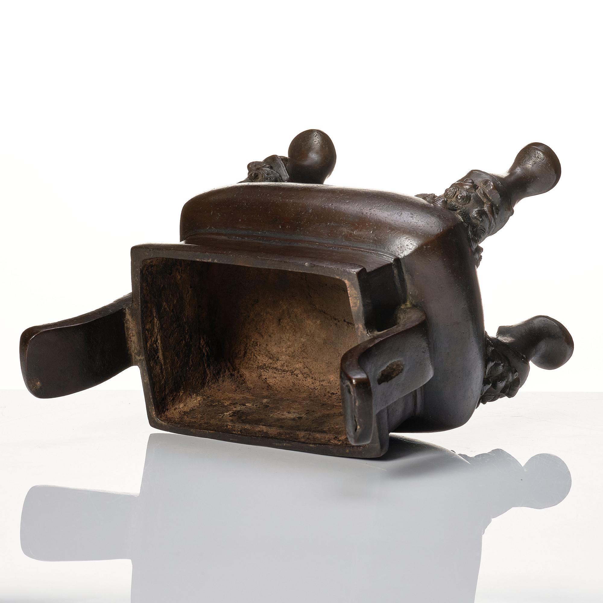 A bronze censer with cover, late Ming dynasty (1368-1644).
