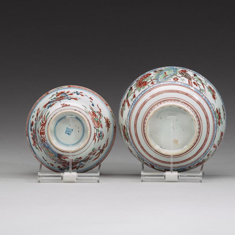 Two imari-verte 'Kakiemon' bowls, Qing dynasty, 18th Century.
