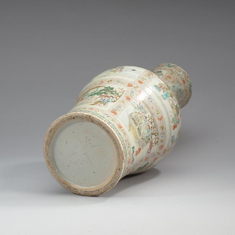 A famille verte vase, late Qing dynasty (1644-1912).