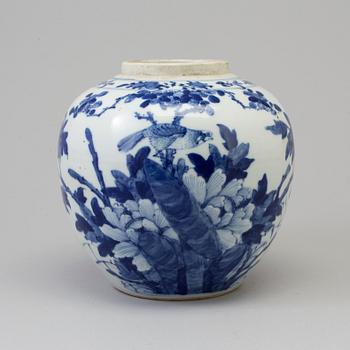 A blue and white porcelain jar, Qing dynasty, late 19th century.