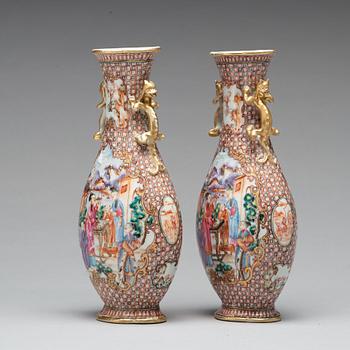 VASER, ett par, mandarinporslin. Qing dynastin, Qianlong (1736-95).