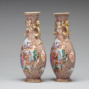 A pair of famille rose vases, Qingdynastin, Qianlong (1736-95).