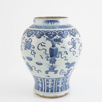 A blue and white porcelain urn, China, late Qing dynasty, around 1900.