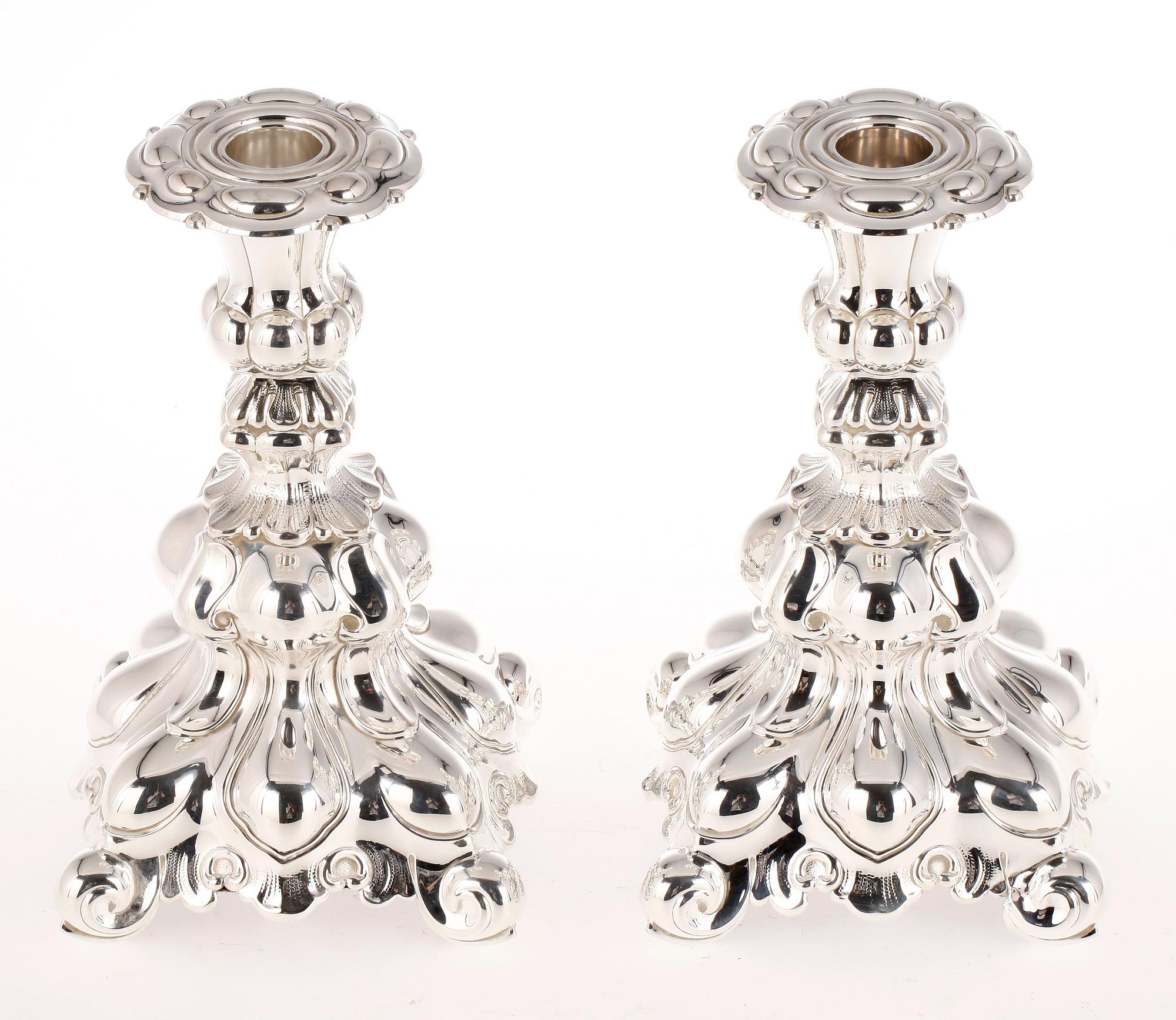 LJUSSTAKAR, ett par, silver, rokokostil, 1900-tal. Importstmpl.