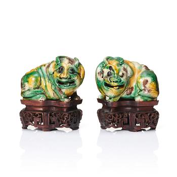 1246. A pair of egg and spinach glazed figures of mythical creatures, Qing dynasty, Kangxi (1662-1722).