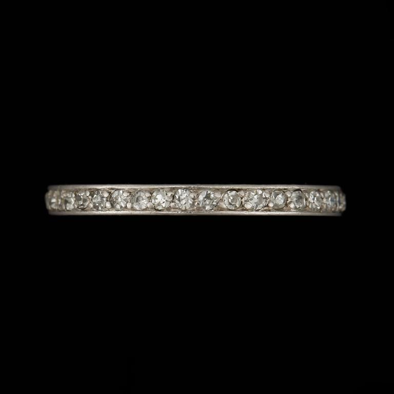 RING, sk Alliansring, platina med diamanter tot ca0,40ct. Hovjuvelerare CF Carlman, Stockholm, 1950/60-tal. Vikt 2,9g.