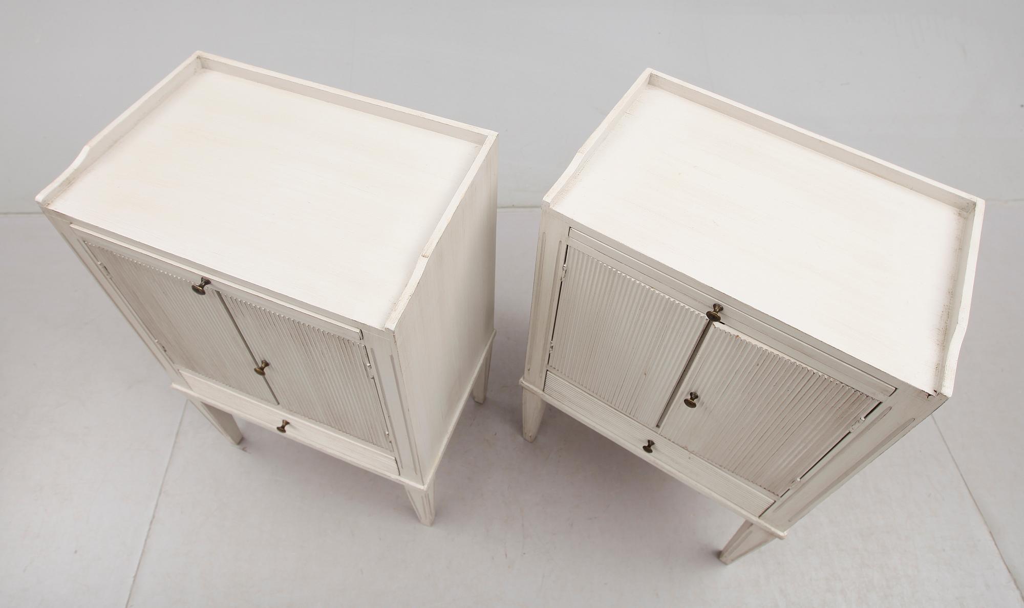 SÄNGBORD, 1 par, gustaviansk stil, 1900-talets andra hälft.