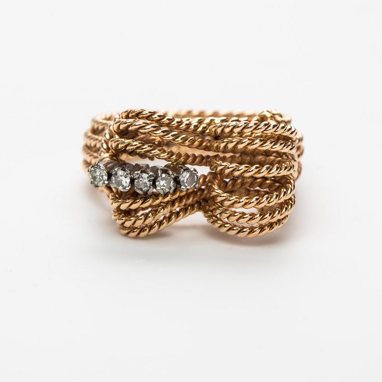 RING, 18K guld med 5 åttkantslipade slipade diamanter.