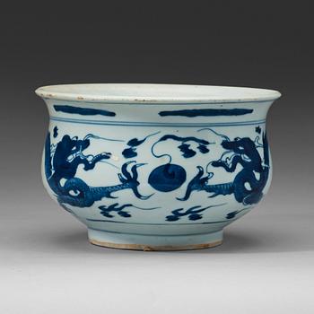 525. A blue and white censer, Qing dynasty, early 18th century.