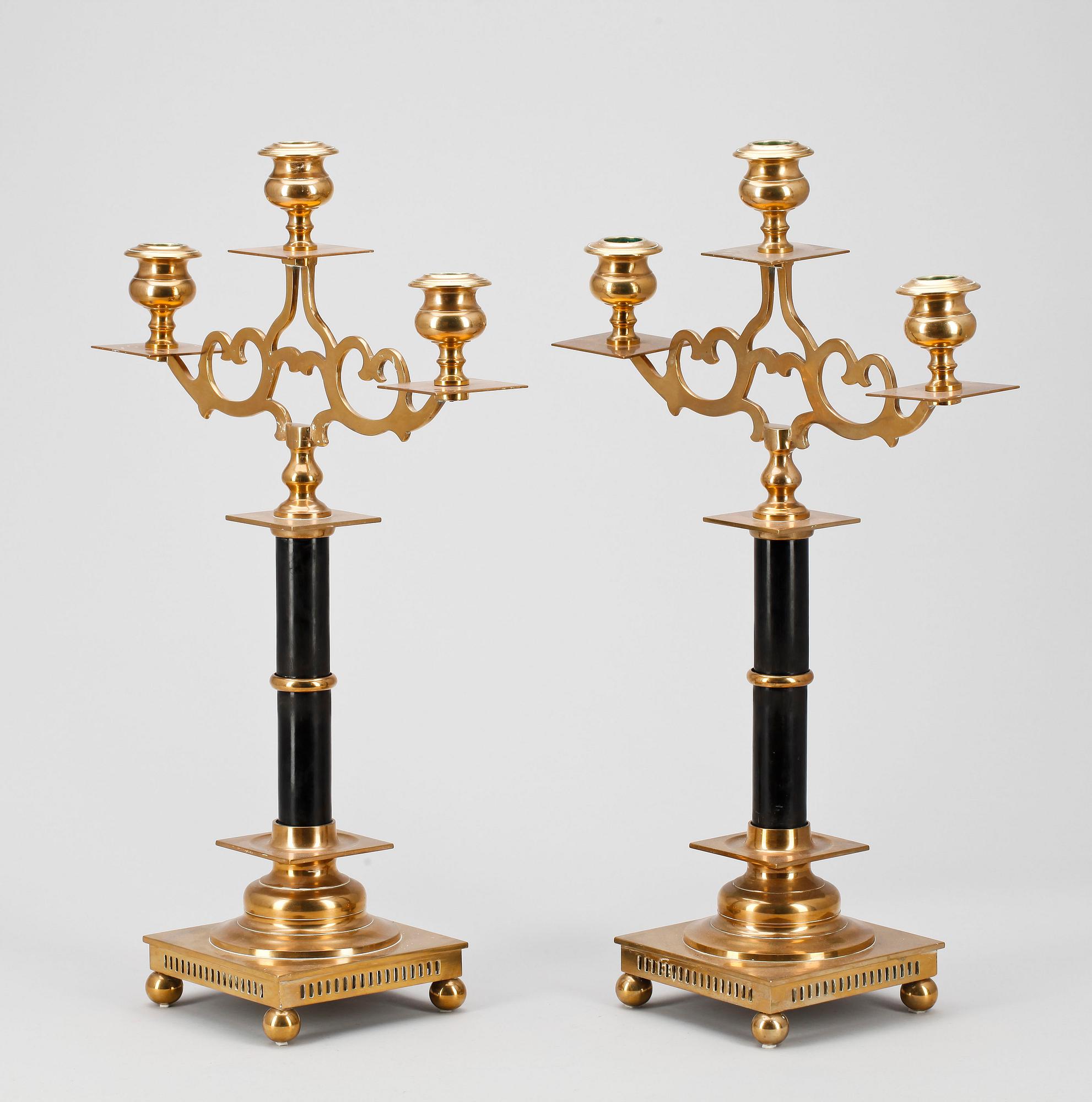 KANDELABRAR, ett par, mässing och svärtat trä, Torshammars bruk, 1900-tal.