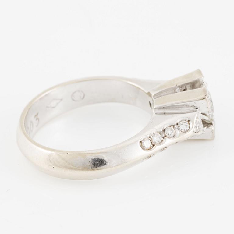 Ring, 18K white gold set with brilliant-cut diamonds.