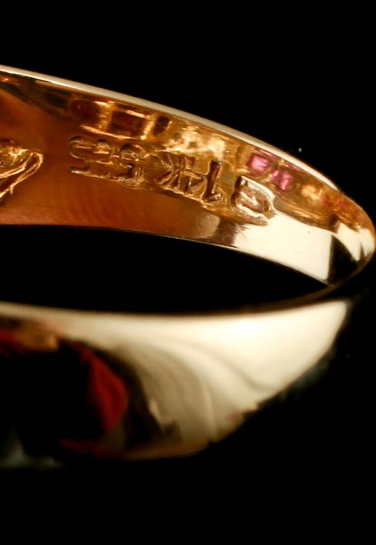 RING, 14k guld med 12 carréslipade rubiner samt 28 briljantslipade diamanter, utländska stämplar. Vikt 4 g.