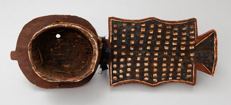 MASK, skuret och målat trä, Burkina Faso, Afrika.