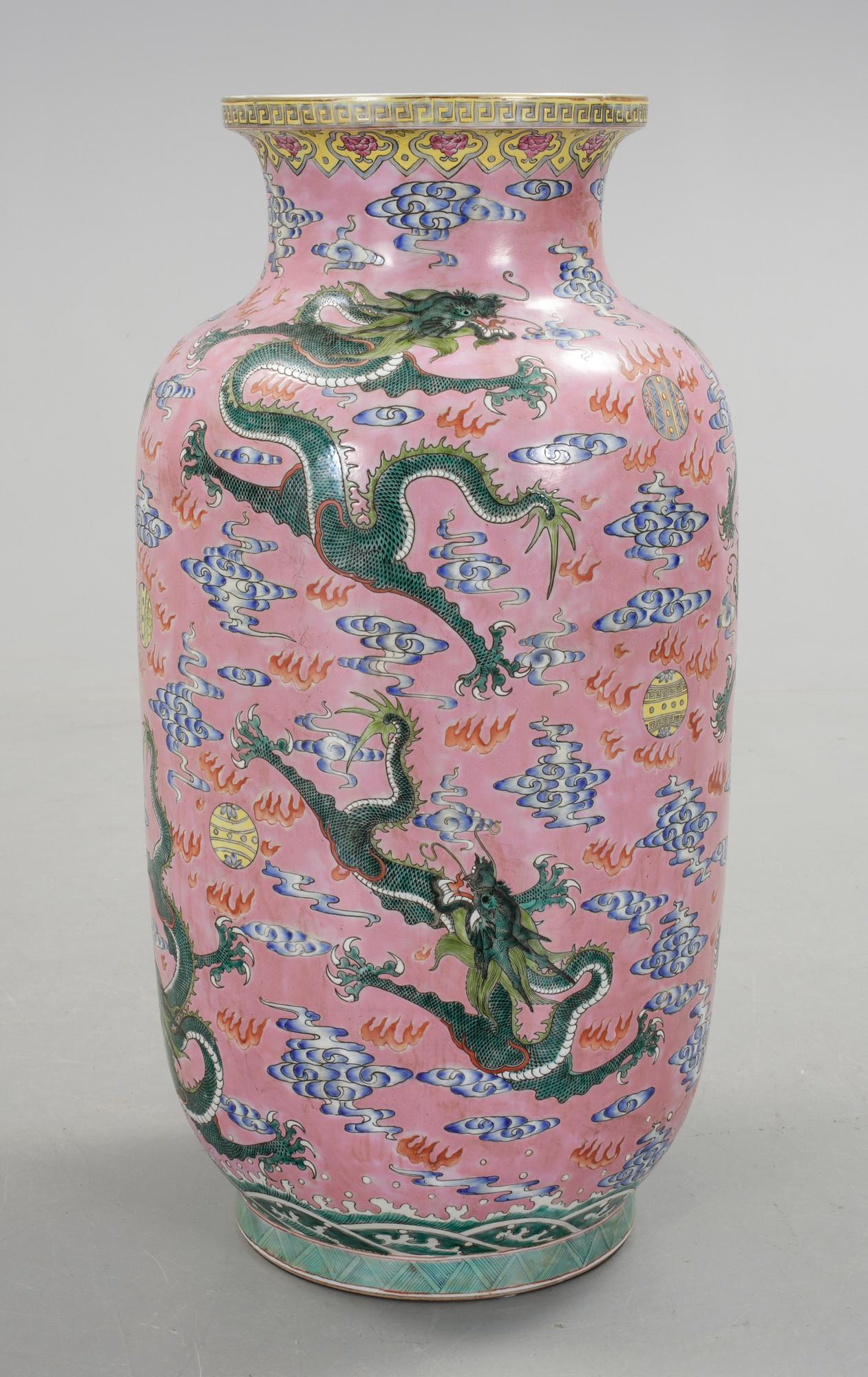 GOLVVAS, porslin, Kina, 1900-talets andra hälft.