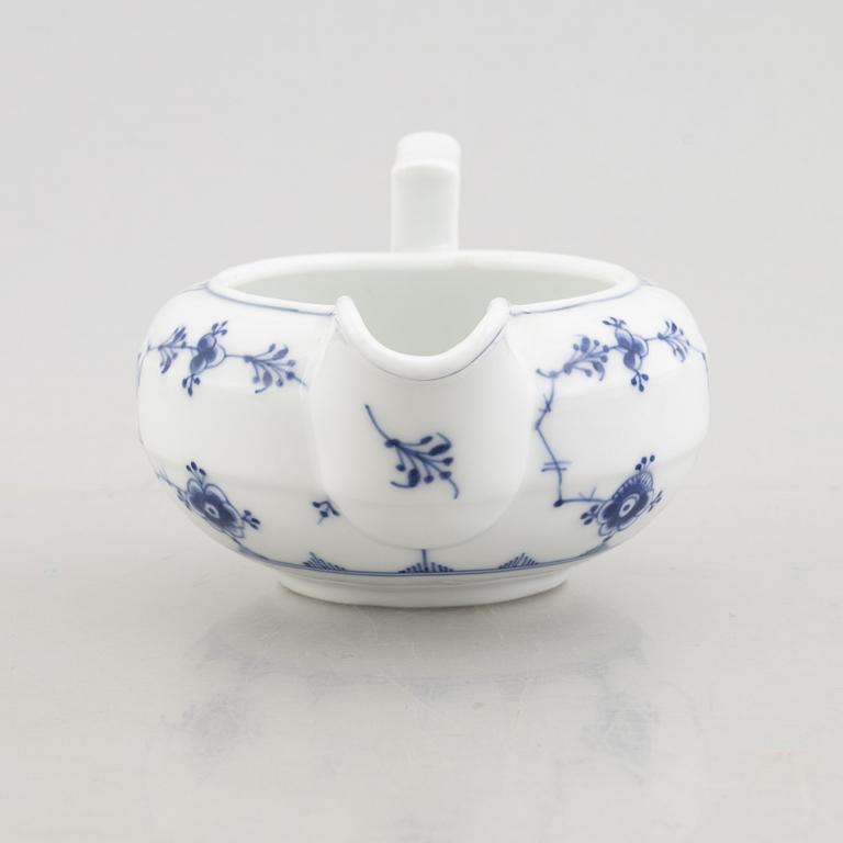 A 'Blue Fluted Plain' /'Musselmalet' sauce boat, Royal Copenhagen, model 57, 1893-1900.