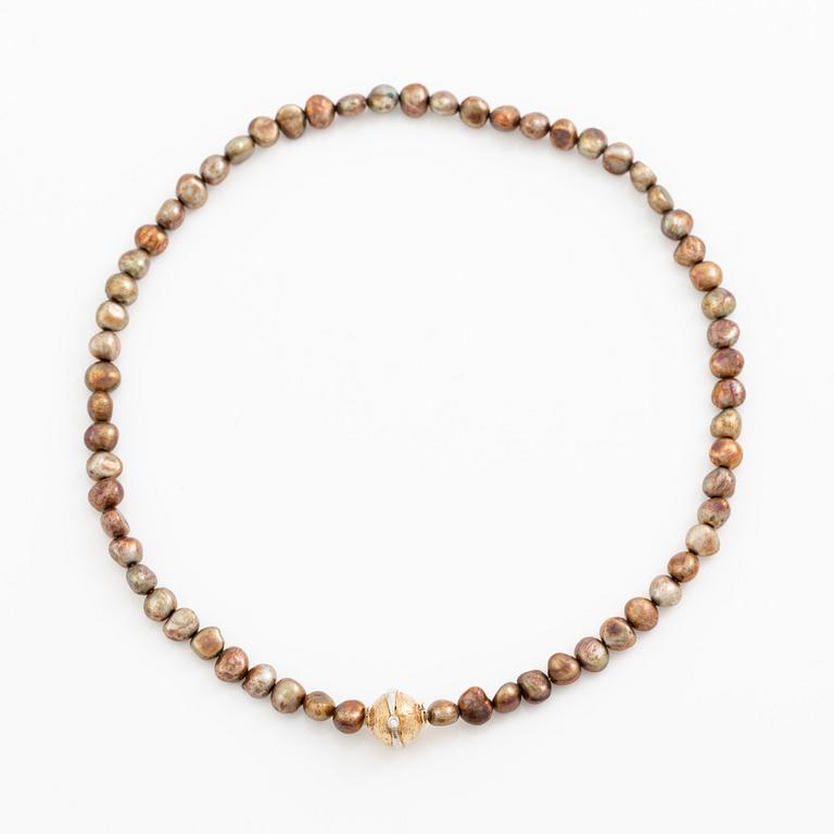 A Per Borup clasp in 18K gold with round brilliant-cut diamonds.