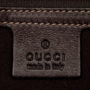 LAUKKU, Gucci.