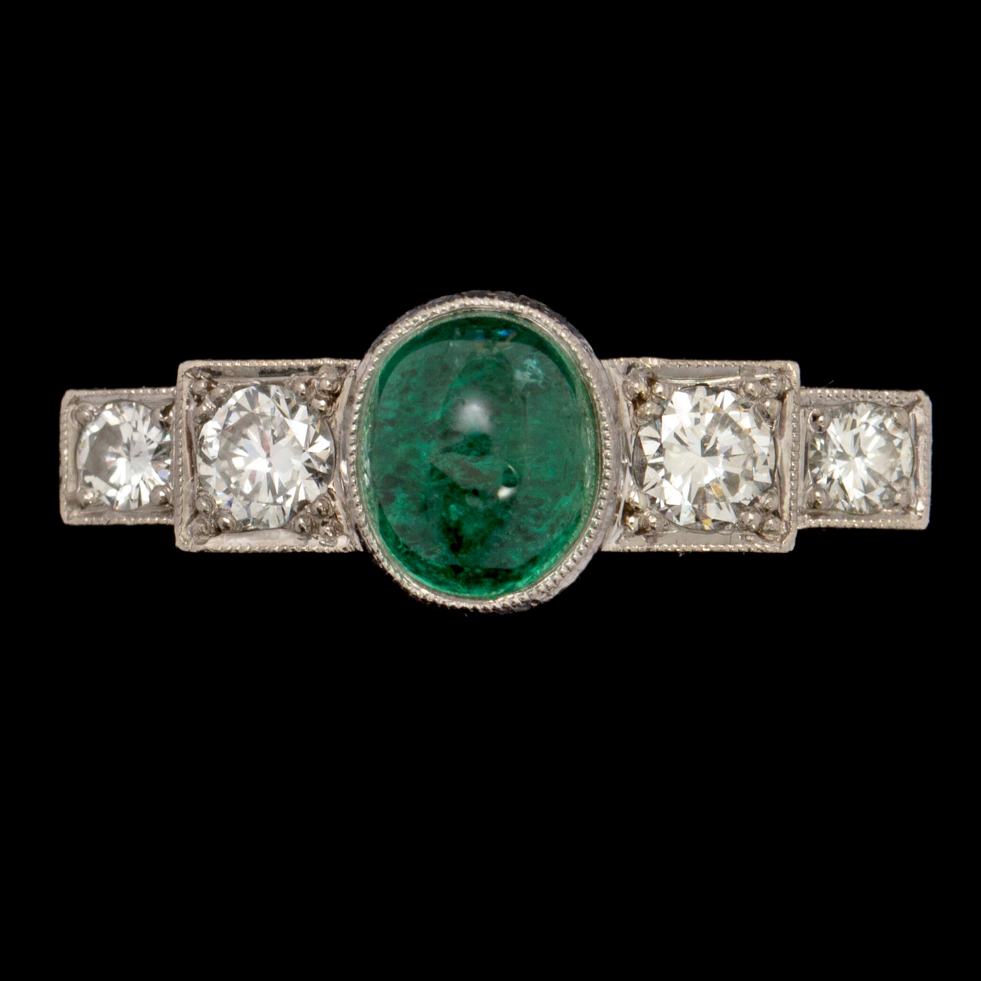 RING, cabochonslipad smaragd samt 4 briljantslipade diamanter tot ca 0.52 ct, Ceson, Göteborg, 1955. Vikt 4 g.