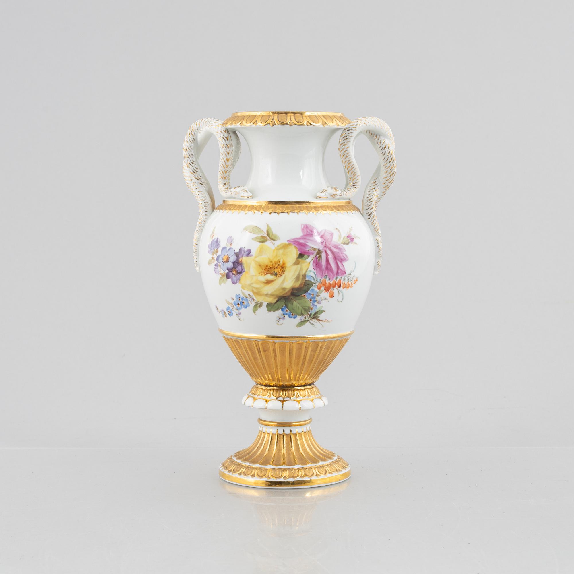 A porcelain urn, Meissen, mid 19th century.
