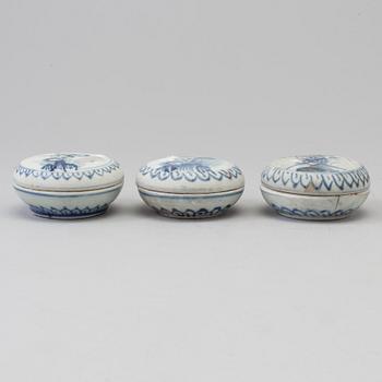 Three blue and white cosmetica boxes with cover, Qing dynasty, Kangxi (1662-1722). 'The Cau Ma shipwreck'.